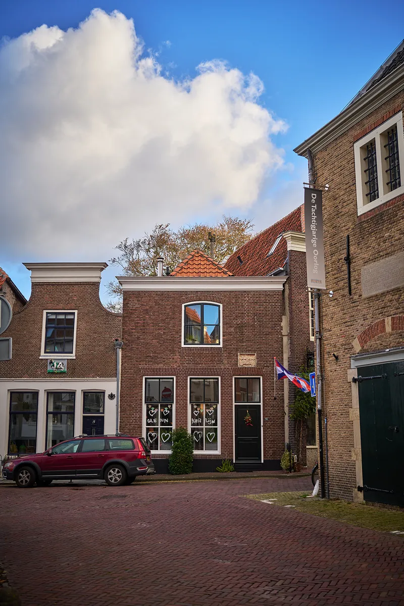 Trapgevels en klinkers in het oude centrum van Brielle