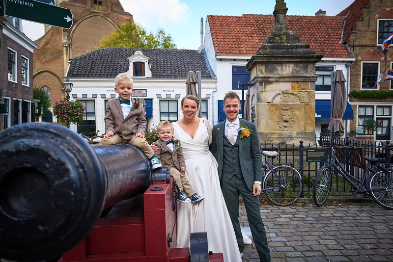Het gezin bij een kanon in het centrum van Brielle