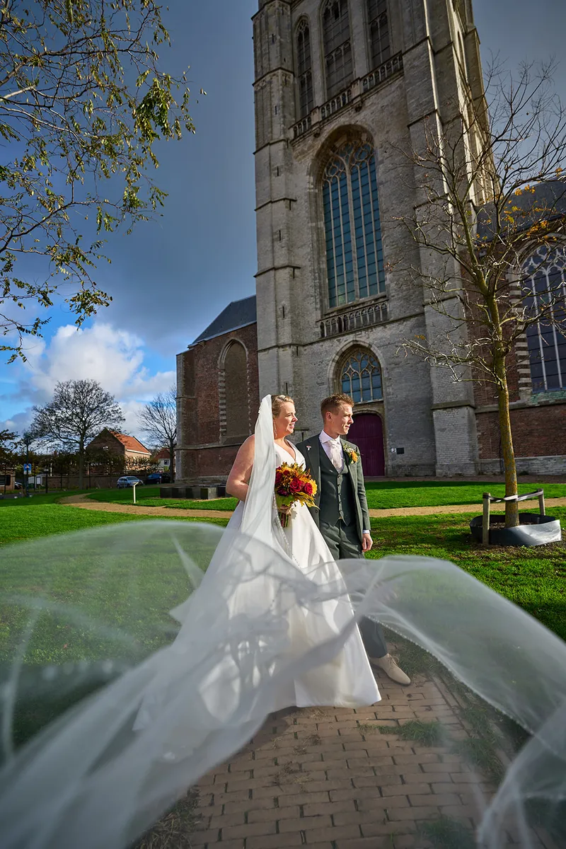 Karlijn met boeket en sluier voor de kerktoren