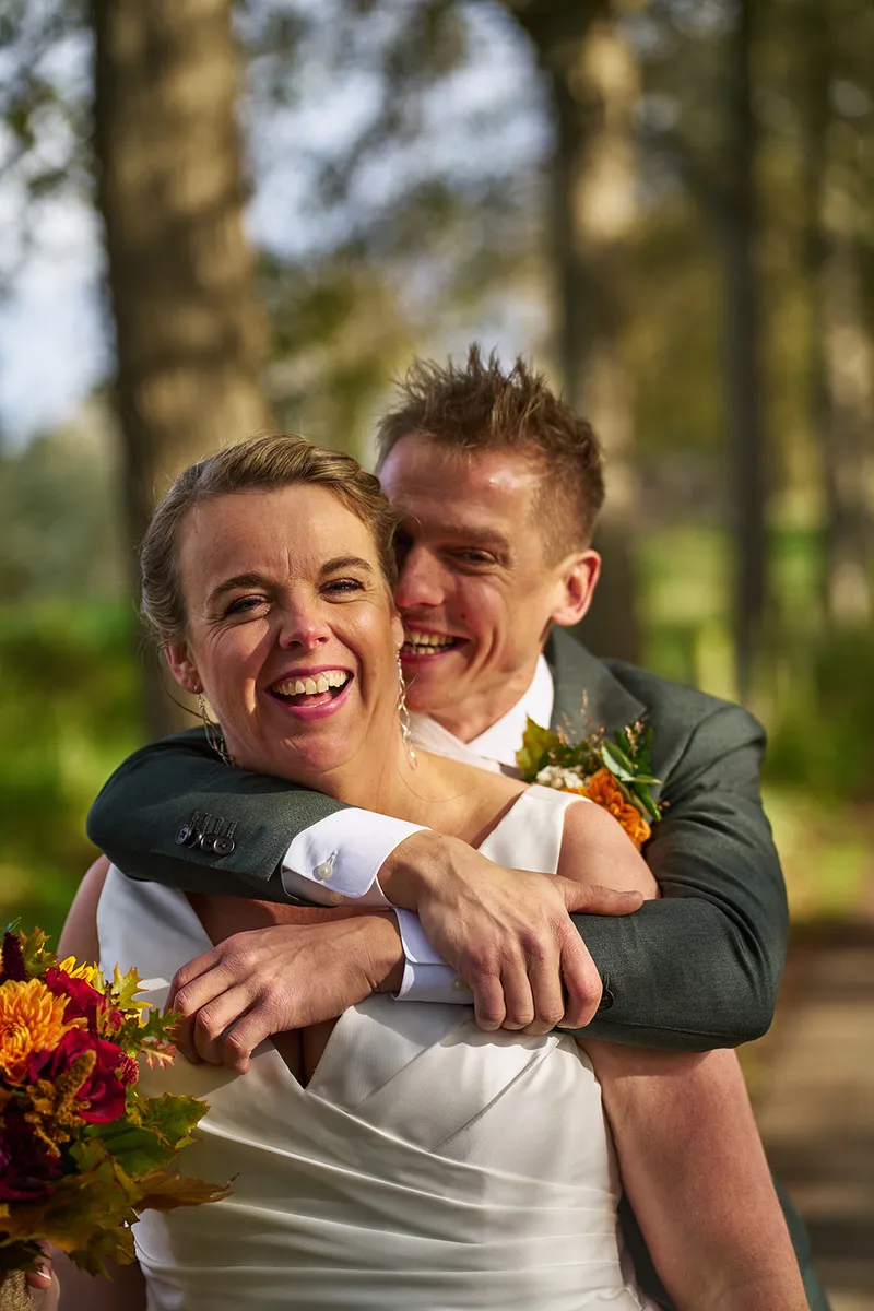 Karlijn lacht terwijl Glenn haar van achteren omarmt