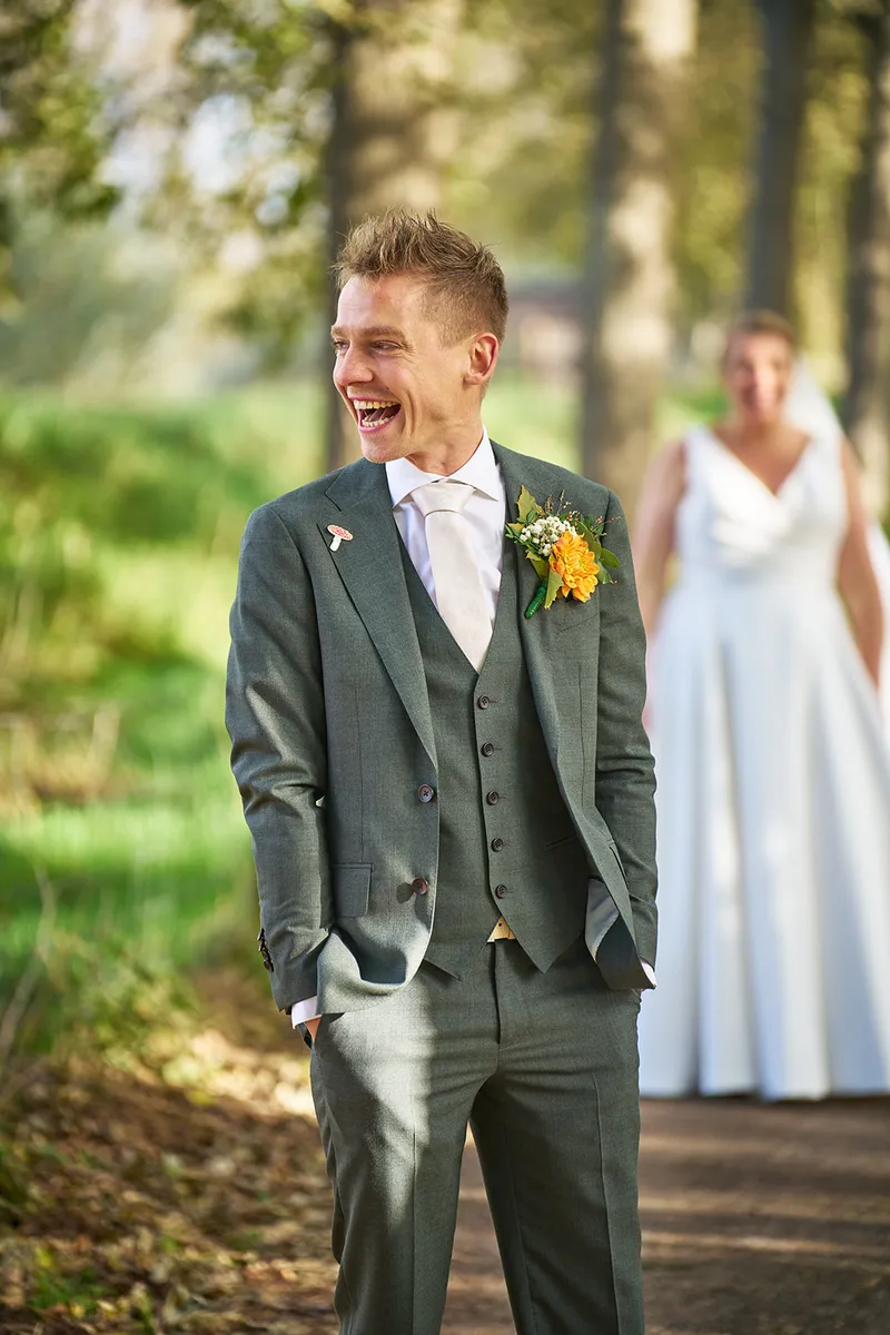 Glenn lacht uitbundig tijdens de fotoshoot in Brielle