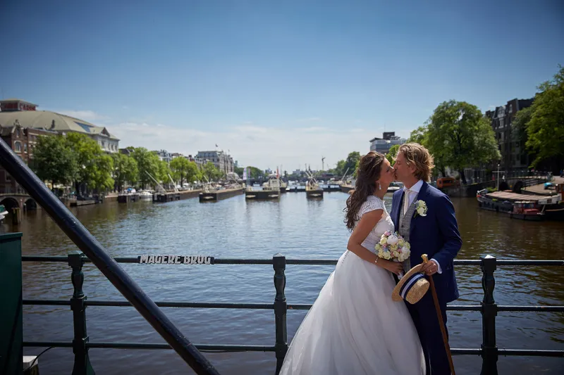 Rinkje en Wouter kussen aan de Amstel