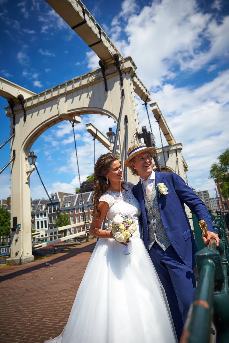 Rinkje en Wouter onder de Magere Brug, met de blauwe lucht