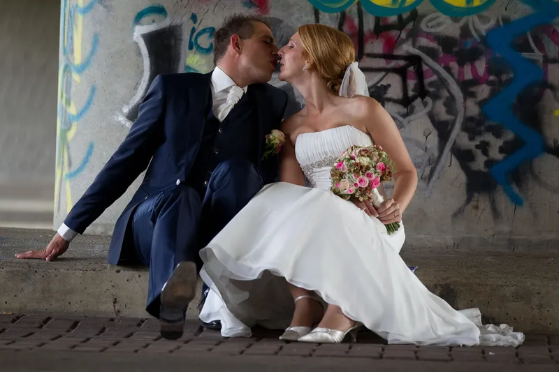 Jorike en Sebastiaan onder de brug met graffiti