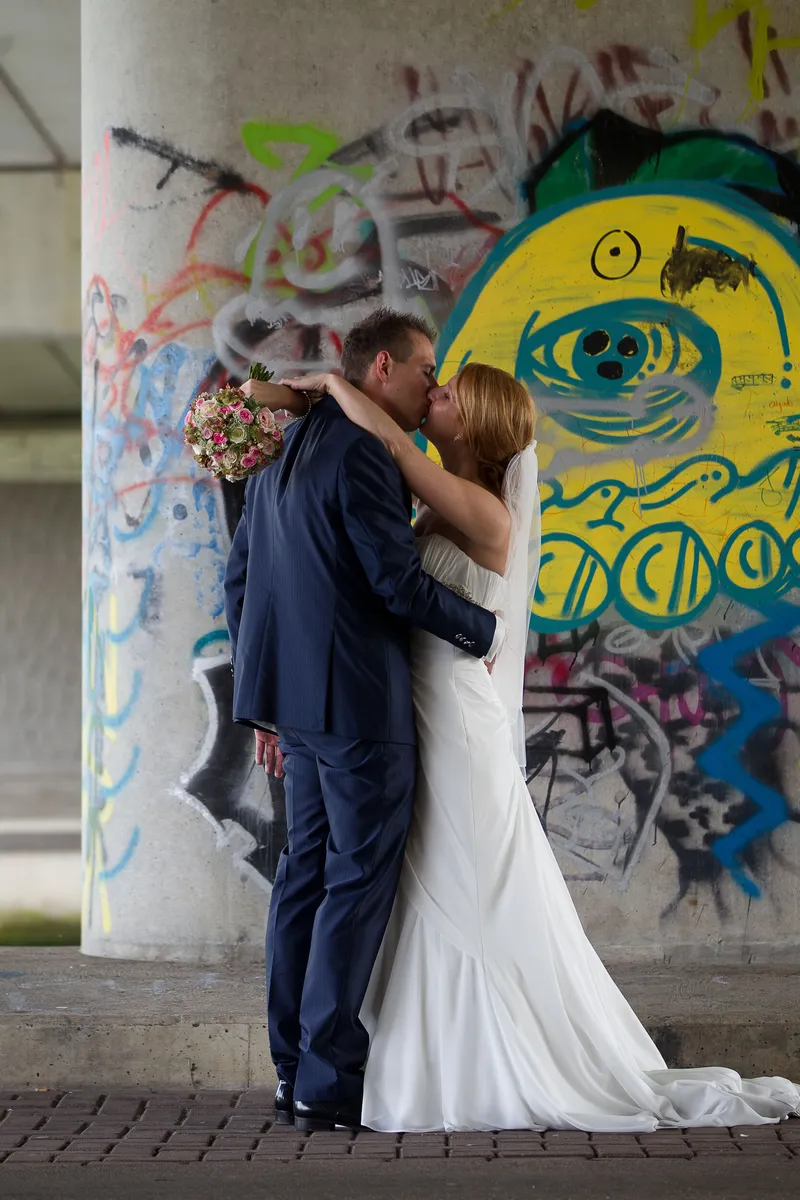 Jorike en Sebastiaan kussen bij de graffiti