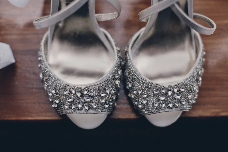 De glinsterende trouwschoenen van Caitriona