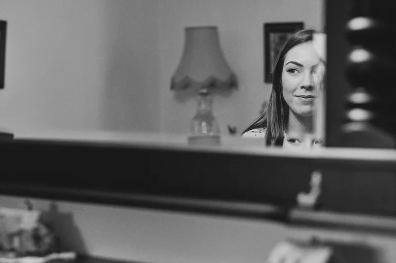 Caitriona in de spiegel, in zwart-wit