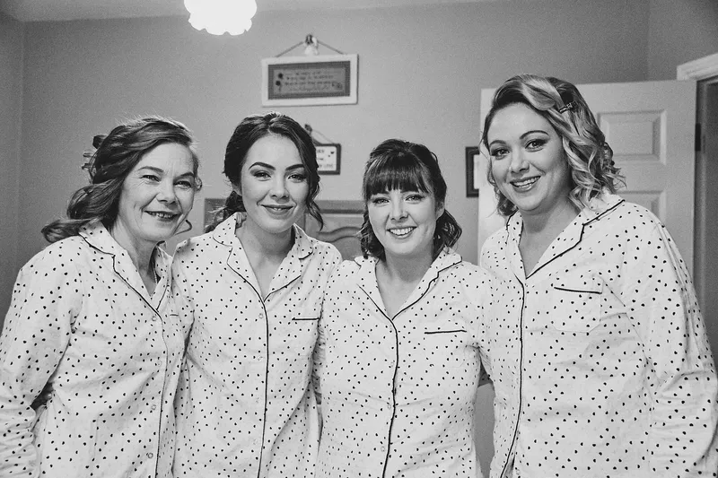 Caitriona en haar bruidsmeisjes in bijpassende pyjama’s, in zwart-wit