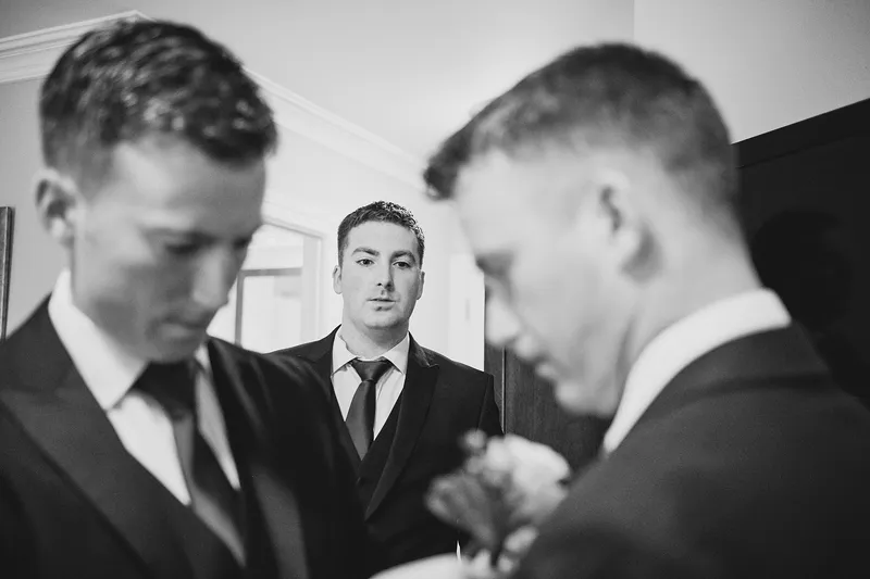 Het corsage wordt opgespeld, in zwart-wit