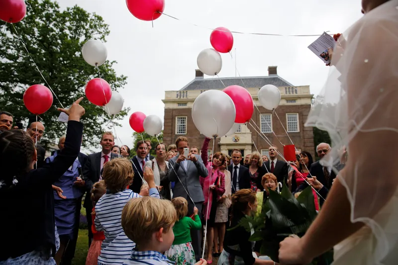 Rode en witte ballonnen gaan de lucht in boven Goudestein