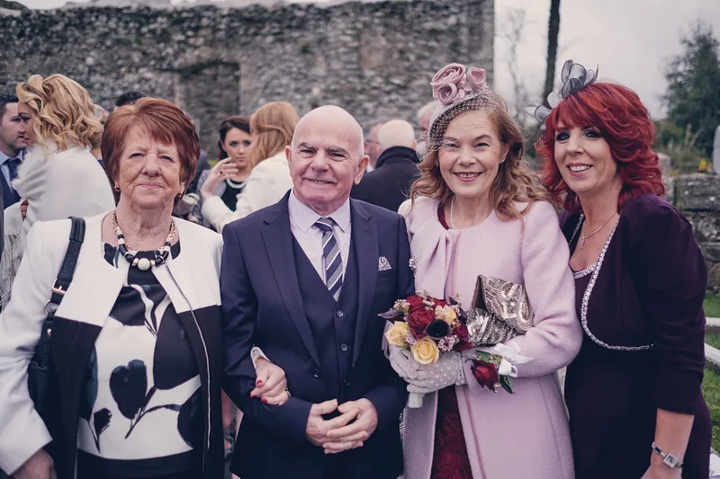 Familie met Caitriona voor de kerk
