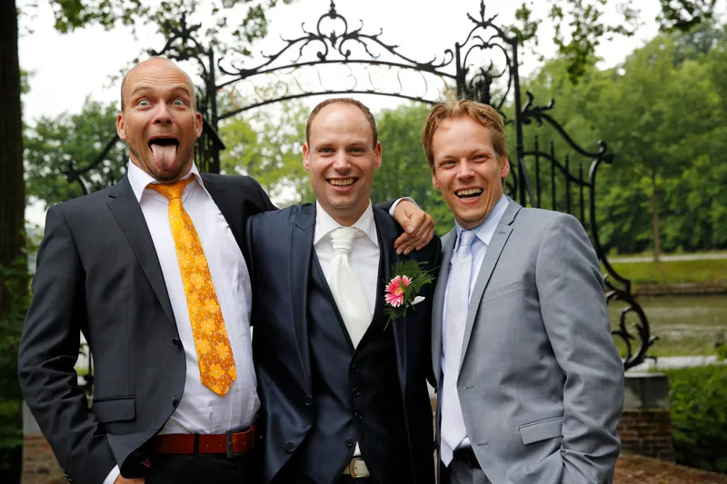 Wessel met twee vrienden bij het hek