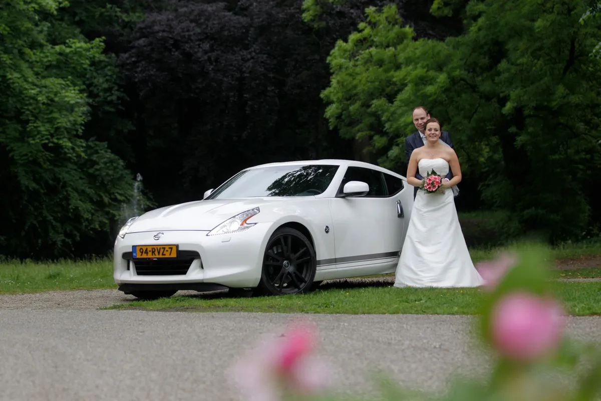 Tessa en Wessel bij de witte sportwagen