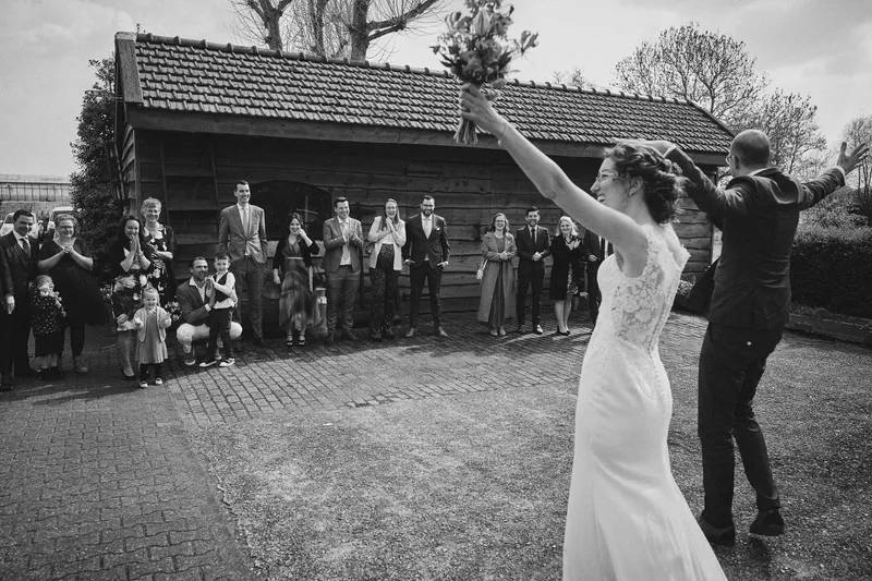 Ilse juicht bij aankomst, de gasten staan bij de schuur