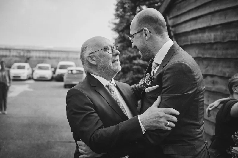 Robbert wordt omhelsd op het erf van Burgersdijk