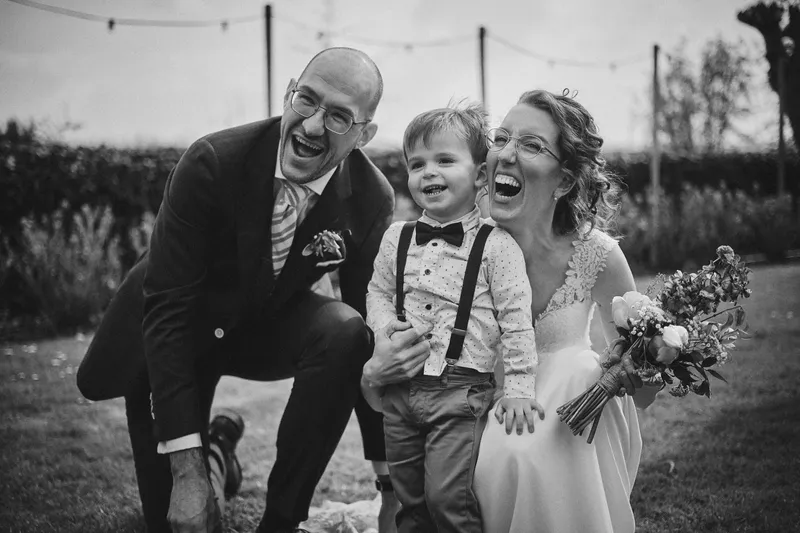 Ilse en Robbert met hun zoontje in de tuin