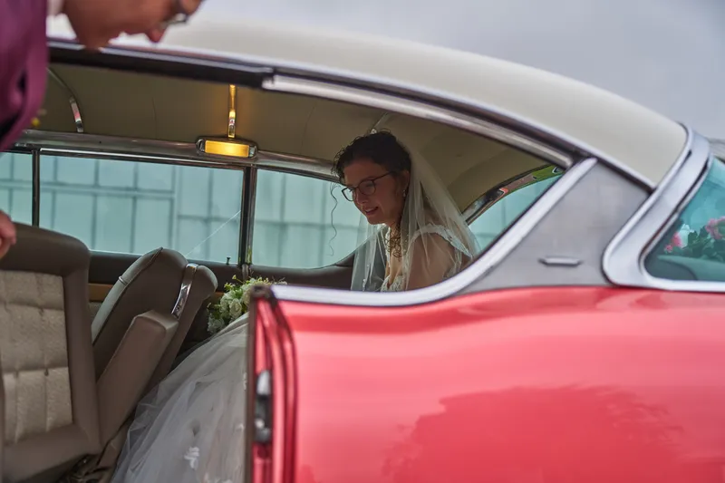 Emmely kijkt uit het raam van de Cadillac