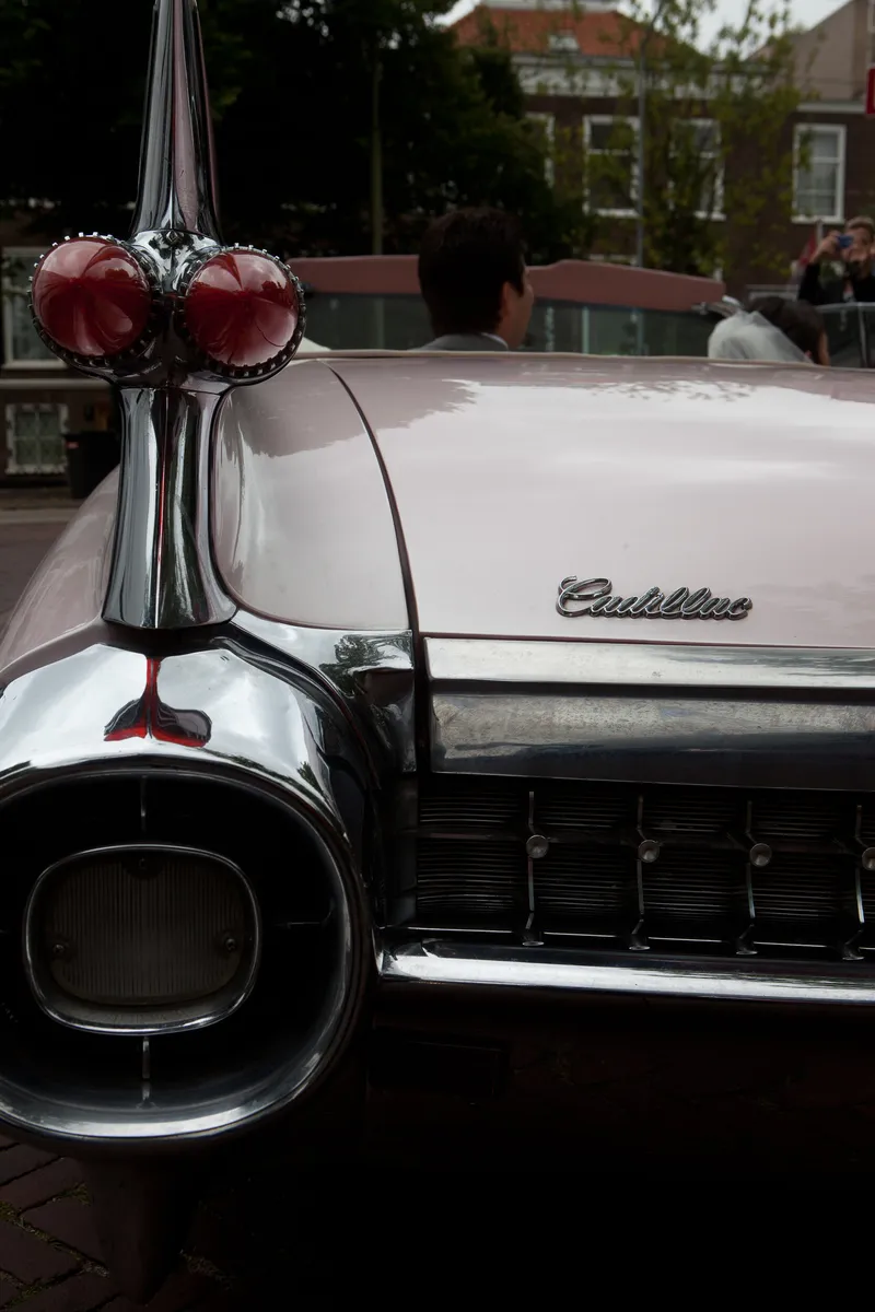Het achterlicht en de staartvin van de Cadillac