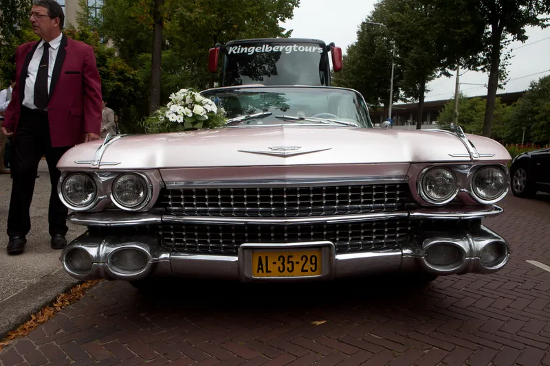 De voorkant van de roze Cadillac