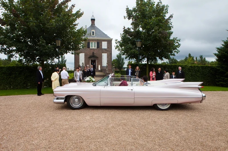 De Cadillac op het grind voor Hofwijck