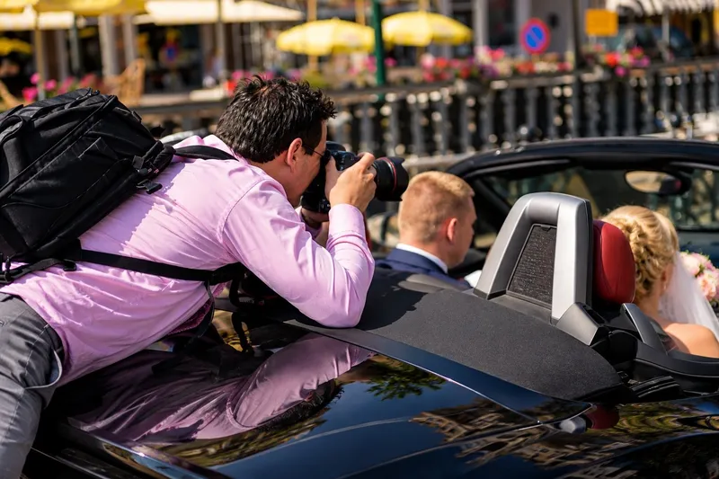 Stefan fotografeert in 2008 een bruidspaar in een cabrio, met de camera boven de auto