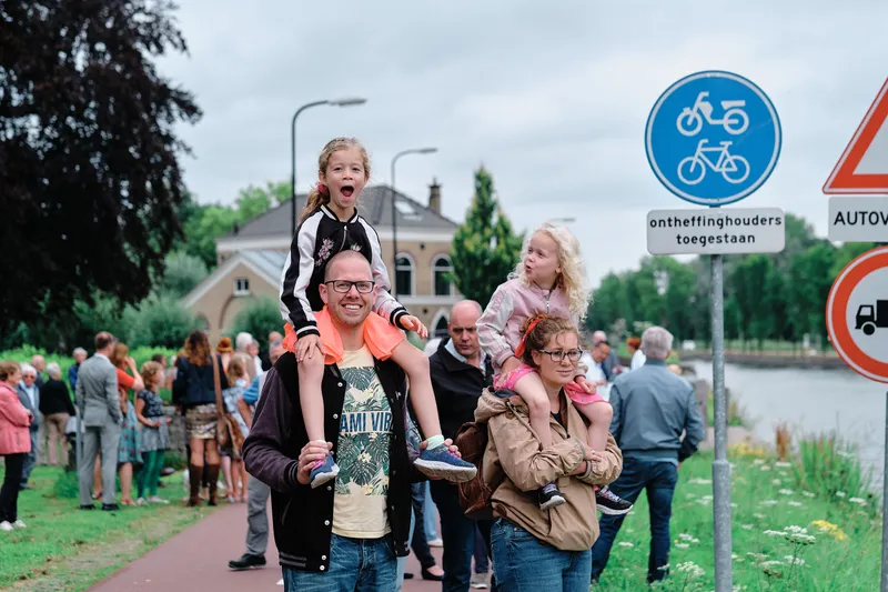 Gasten wachten op het fietspad langs de Vliet