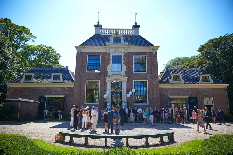 De gasten wachten voor Huize Frankendael