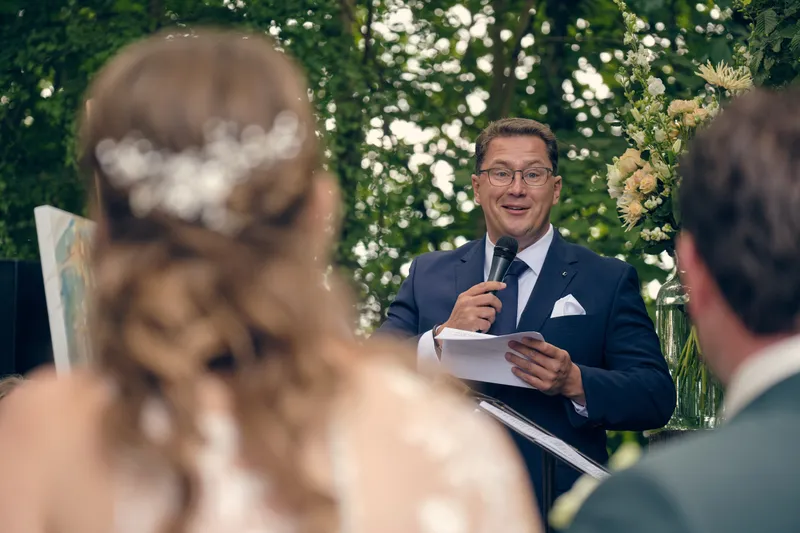 Een spreker met de microfoon, Renée van achteren in de voorgrond