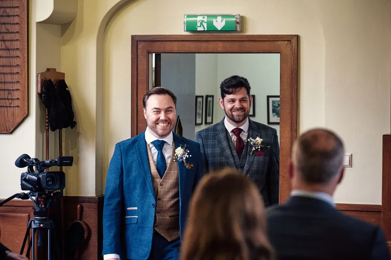 Joey en Twan komen de kerkzaal binnen