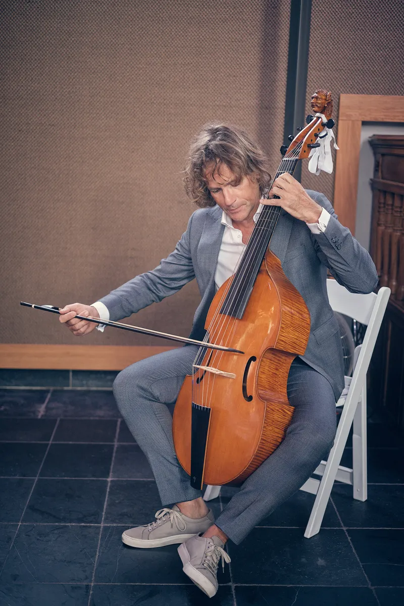 Ralph Rousseau speelt viola da gamba in de kerk