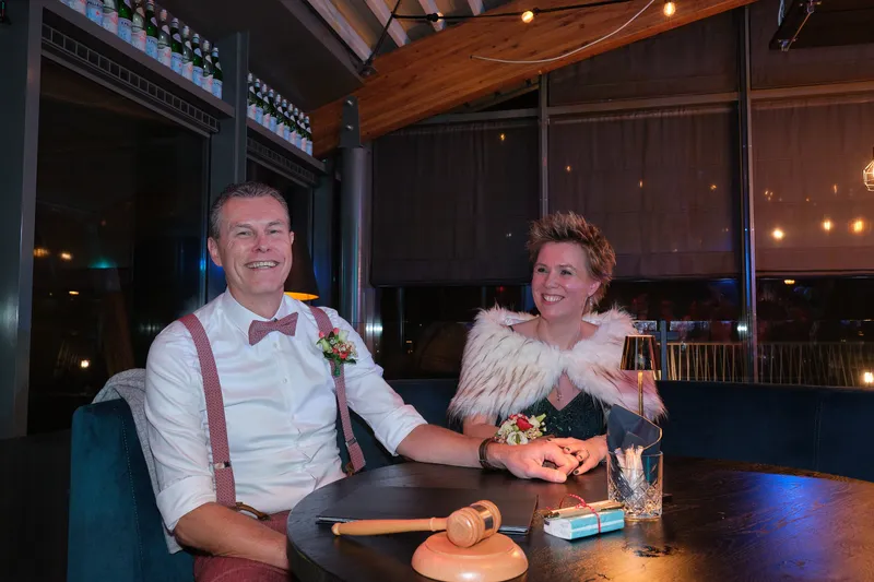 Esther en Bart aan de tafel met de hamer van de trouwambtenaar
