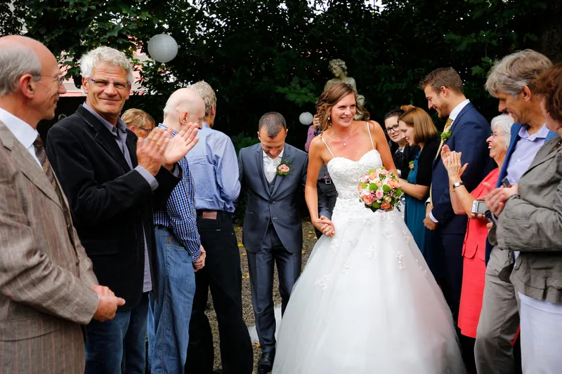 Aniek en Nick lopen tussen de gasten door naar de tuin