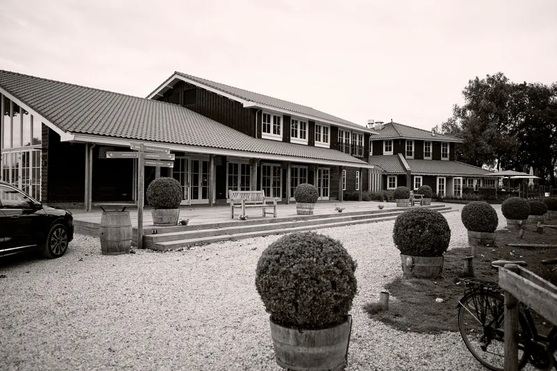 Kameryck met zijn houten gebouwen en het grindpad