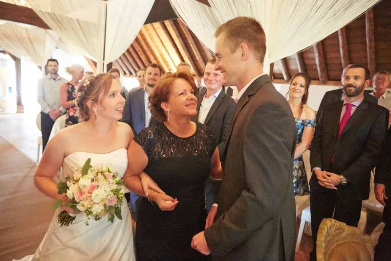 Linsey’s moeder brengt haar naar Tim