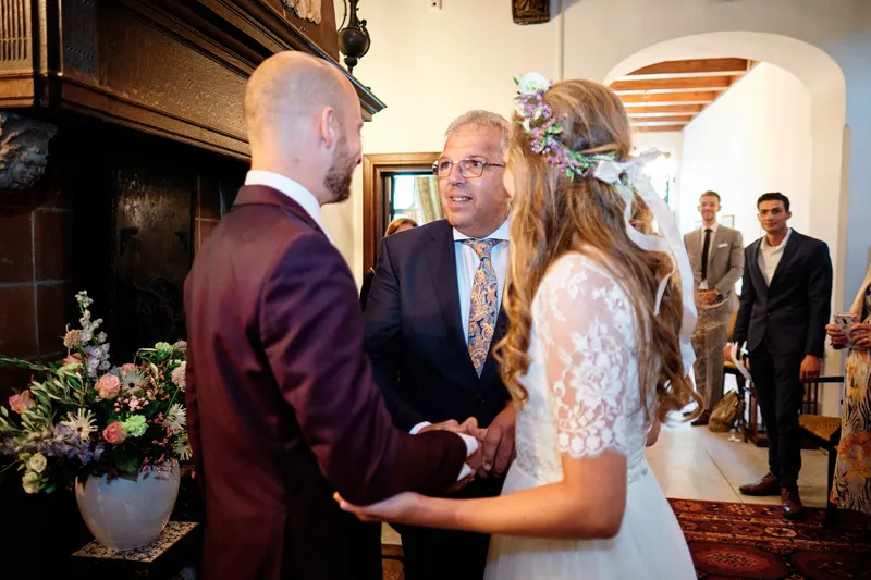 Simon en Mariëth bij de ambtenaar in de hal