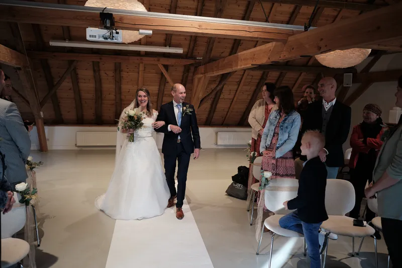 Wendy loopt met haar vader over de witte loper