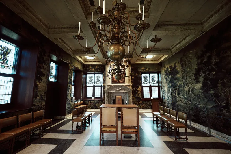 De trouwzaal van het stadhuis van Gouda met de kroonluchter en de wandtapijten
