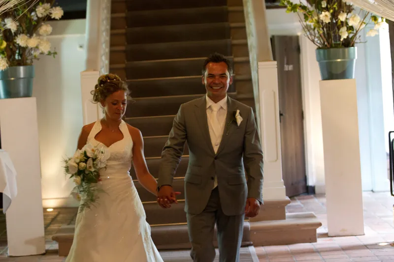 Dennis en Rebecca komen hand in hand de trap af