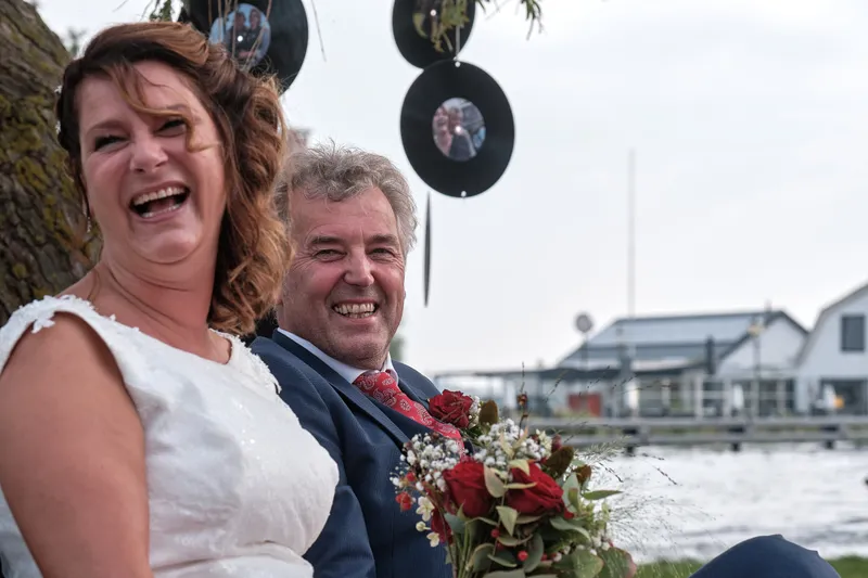 Saskia en Pim lachen samen, met het water van de Vliet erachter