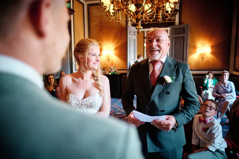 Michael spreekt tijdens de ceremonie, Neomi kijkt naar hem op