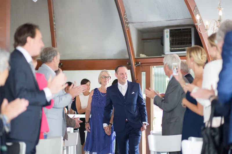 Hans komt binnen onder de houten koepel
