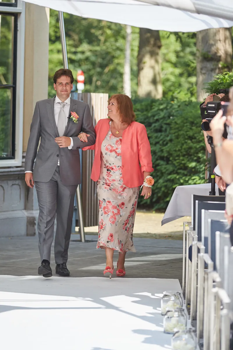 Vincent loopt met zijn moeder naar voren