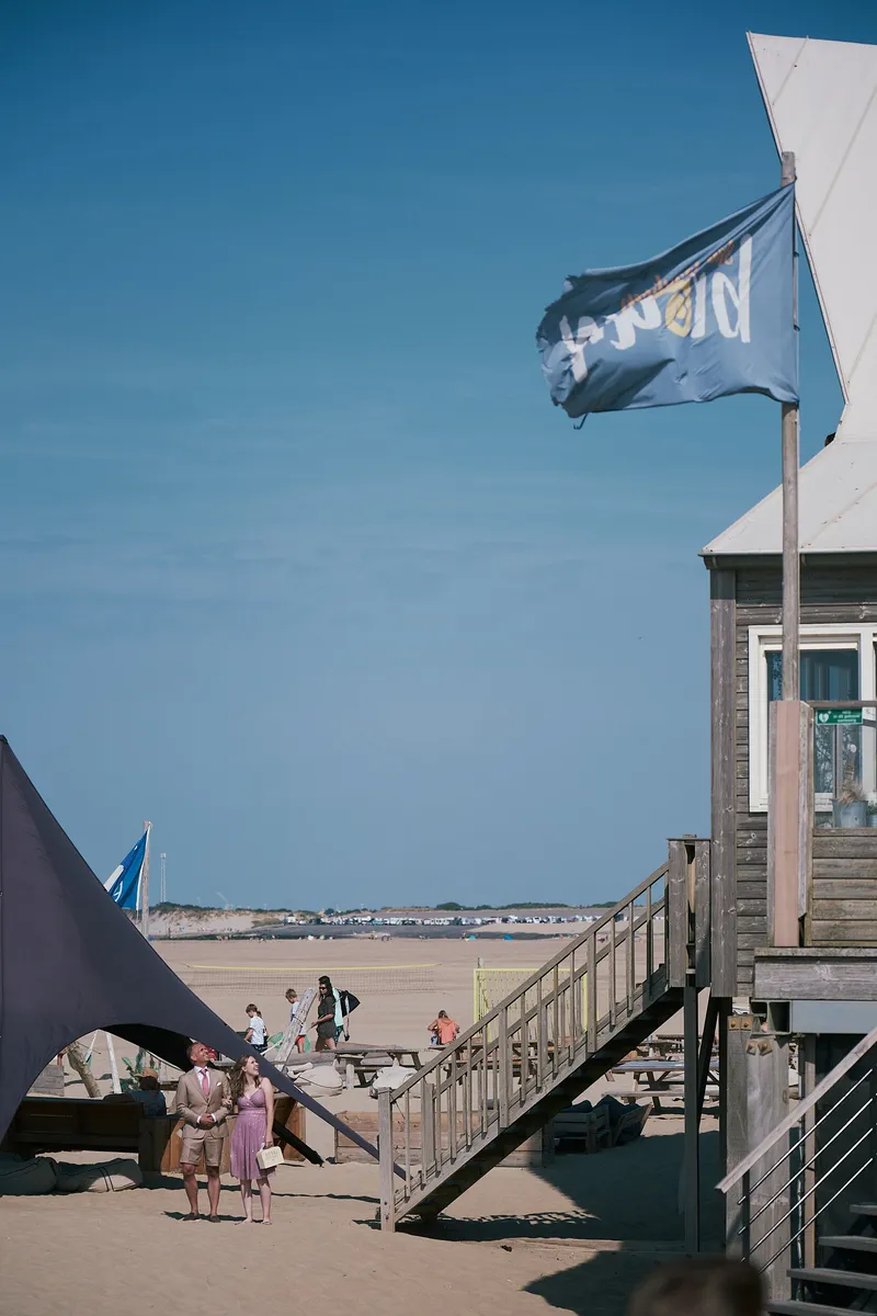 Het strand voor Strandpaviljoen Brouw, met de vlag en de trap naar het strand