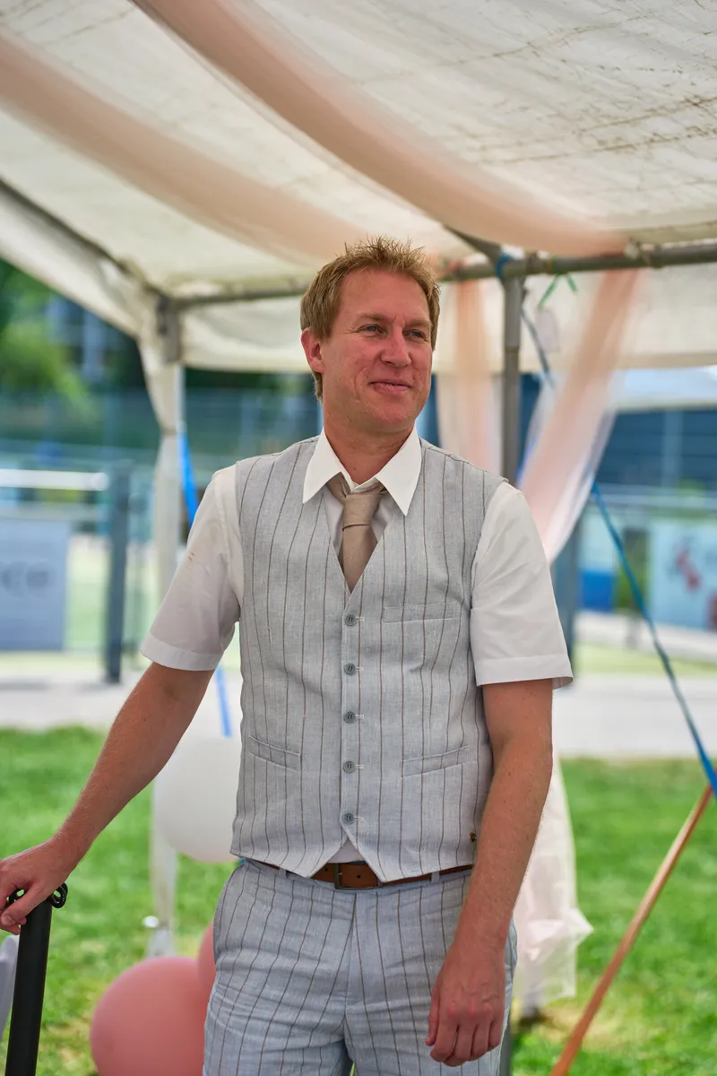 Sander wacht onder de tent