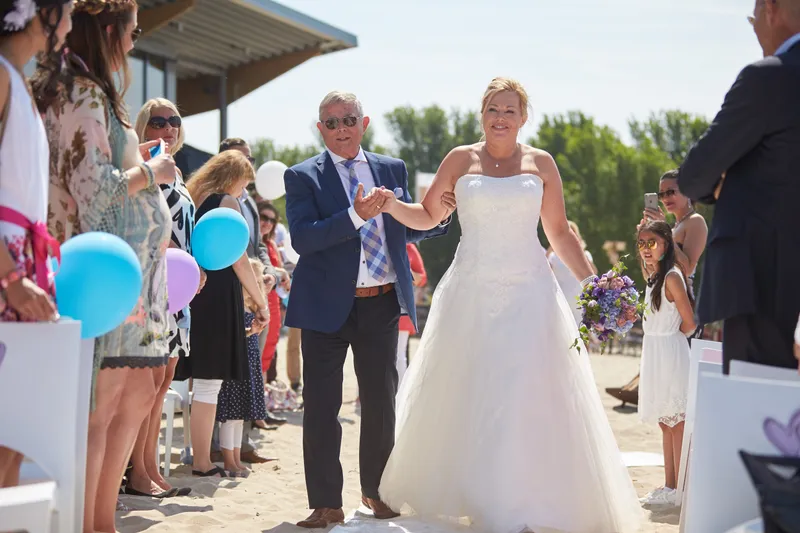 Prunella loopt over het strand naar de ceremonie