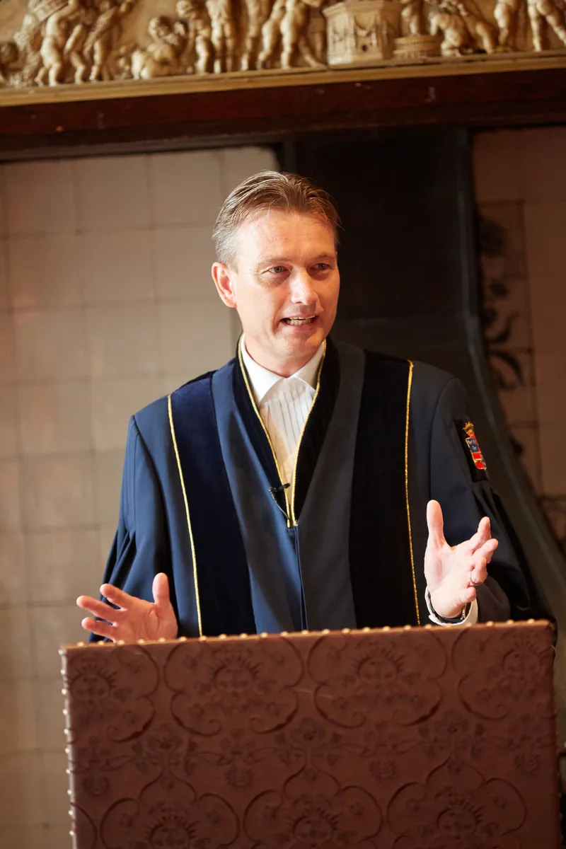 De trouwambtenaar spreekt achter de lessenaar