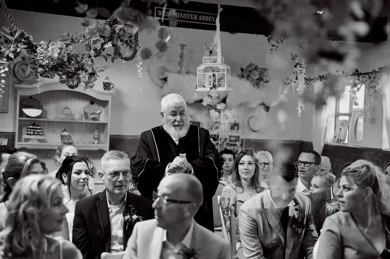 De gasten luisteren naar de BABS tijdens de ceremonie, in zwart-wit
