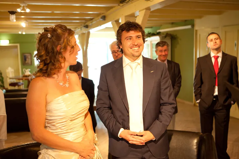 Patricia en Arno staan voor de trouwambtenaar binnen