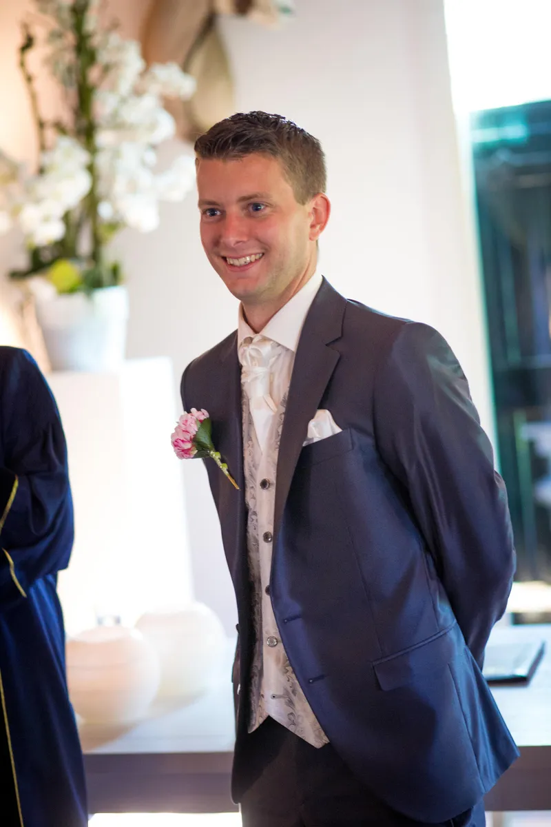 Vincent wacht op Nienke in de zaal