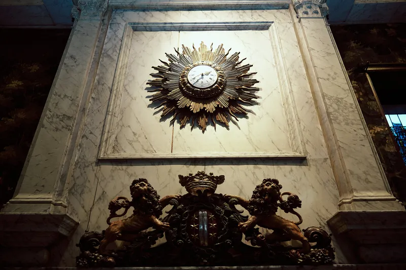 Een gouden zon op de marmeren wand van de trouwzaal